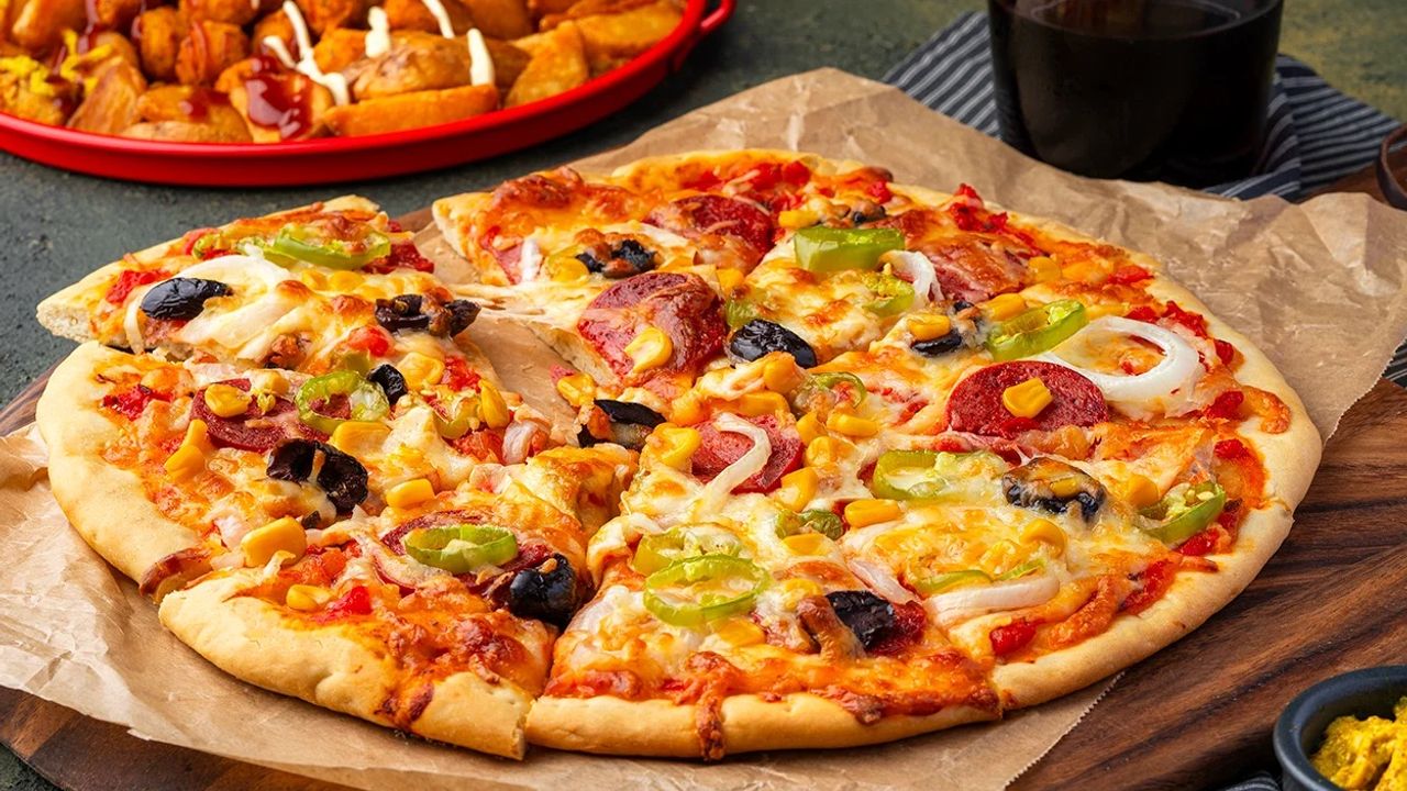 Ev usulü kolay yapılabilen pizza tarifi: Ev usulü pizza malzemeleri nelerdir?