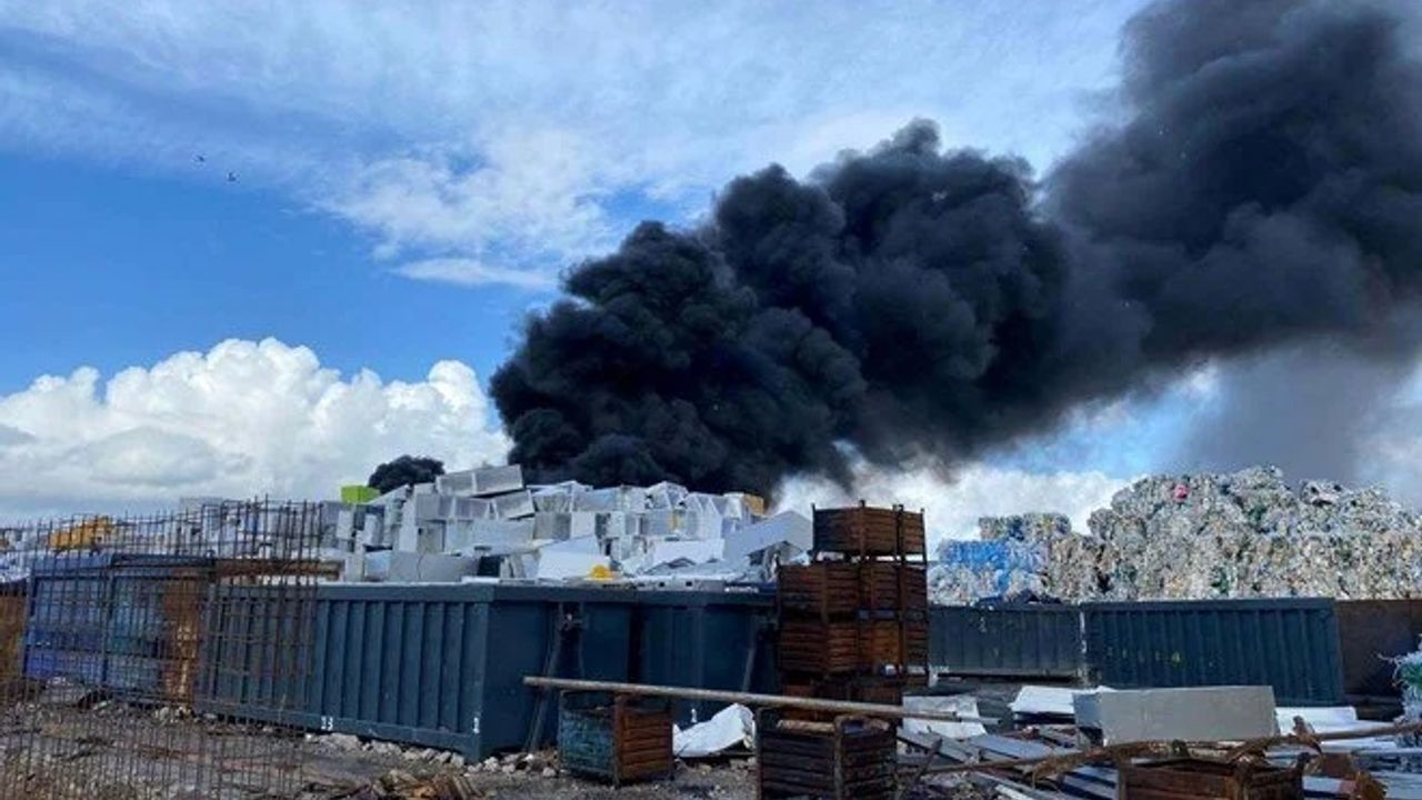 Manisa'da geri dönüşüm tesisinde meydana gelen yangın