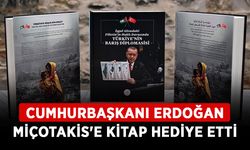 Cumhurbaşkanı Erdoğan Miçotakis'e kitap hediye etti