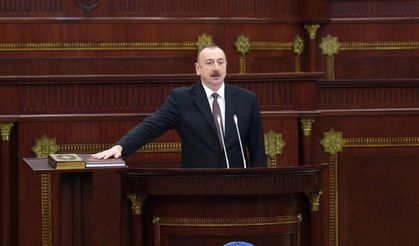 Aliyev görevine başlarken Kuran-ı Kerim'e el bastı