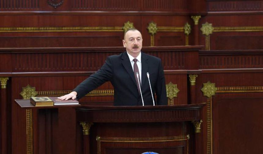 Aliyev görevine başlarken Kuran-ı Kerim'e el bastı