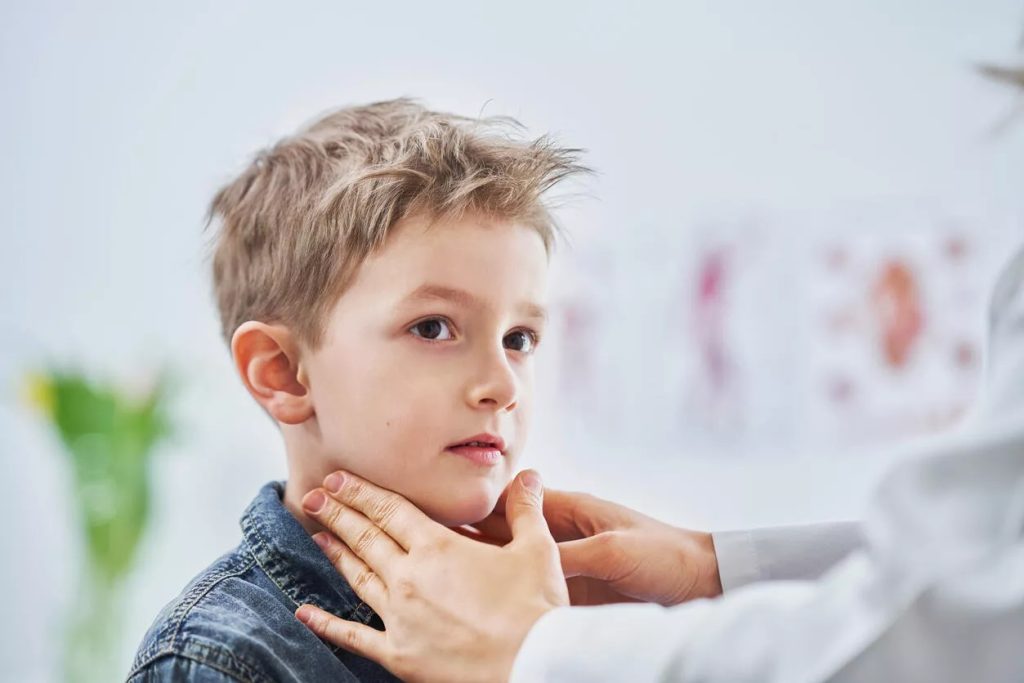 Çocuklarda boğaz ağrısı neden olur nasıl geçer?